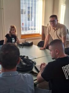 Radionica na CODES konferenciji, učesnici za stolom